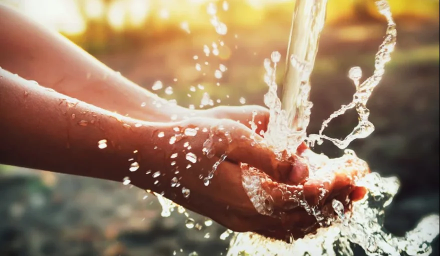 Agua - manos debajo de una canilla